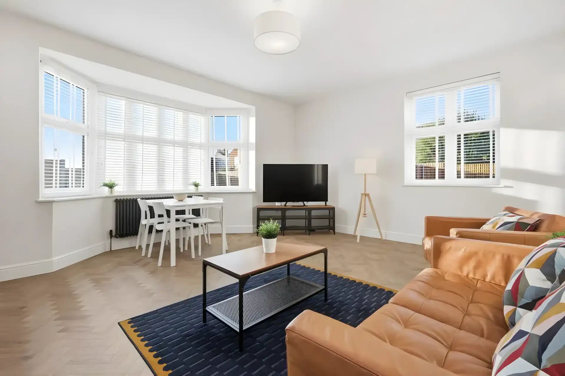 The Royal Serviced Apartments - 4 - 1 Bed - 1 Bath - Superking Bed - Parking - Fast Wi-Fi - Weekly Housekeeping