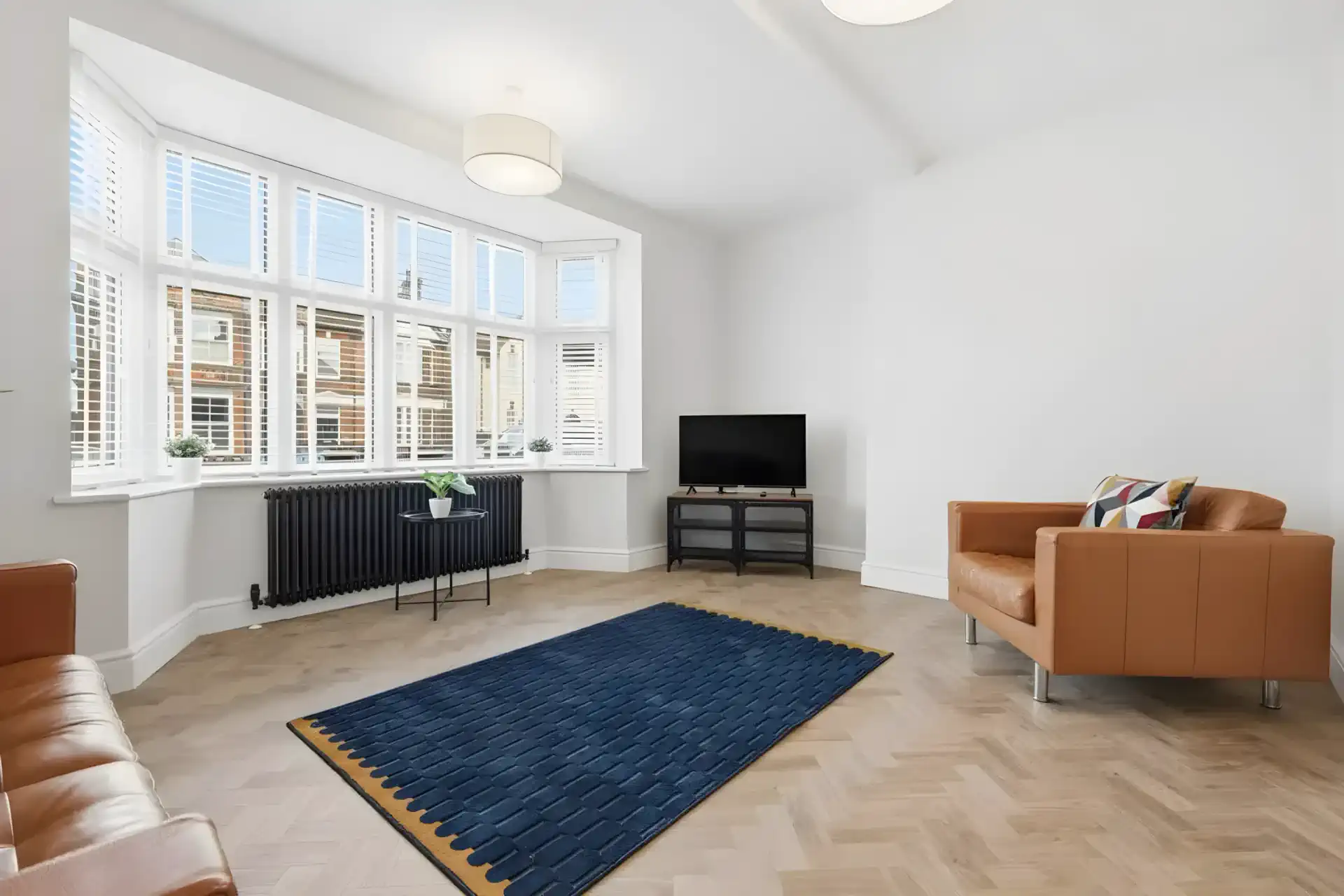 The Royal Serviced Apartments 3 - 1 Bed - 1 Bathroom -Superking Bed - Parking - Fast Wi-Fi - Weekly Housekeeping