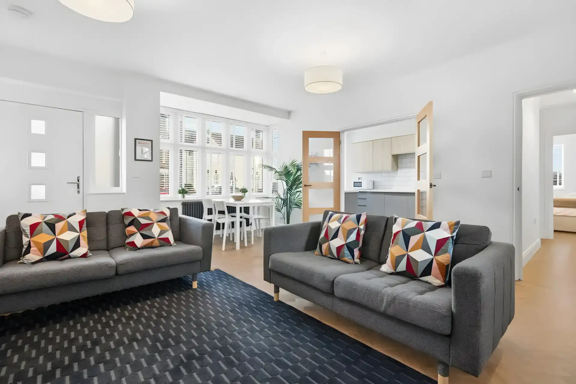 The Royal Serviced Apartments 2 - 2 Bed - 1 Bath - Superking Bed - Parking - Wi-Fi - Weekly Housekeeping