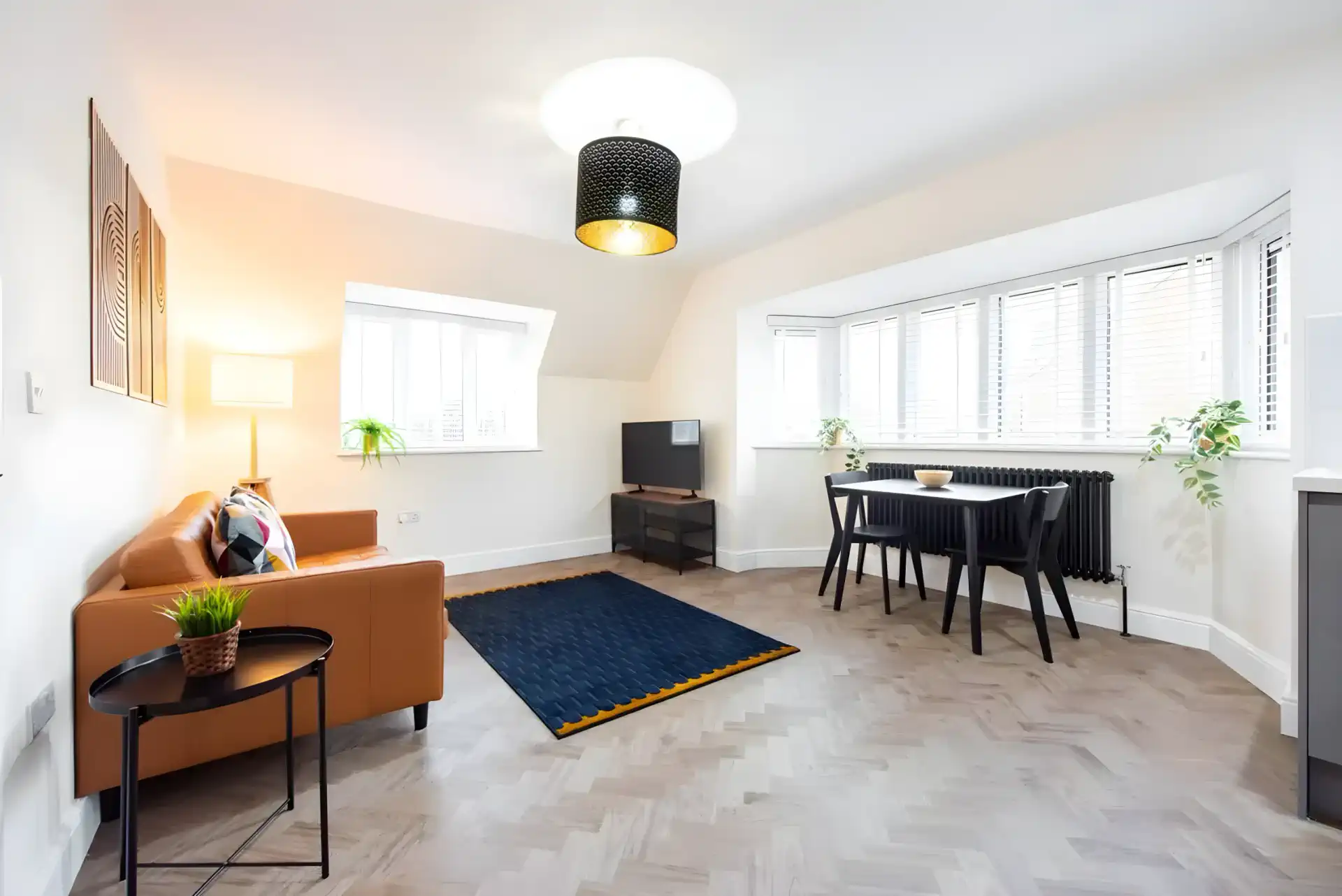 The Royal Serviced Apartments - 8 - First Floor - 1 Bed - 1 Shower Room - Parking - Fast Wi-Fi - Weekly Housekeeping