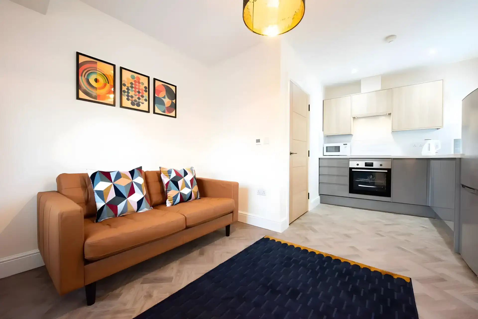 The Royal Serviced Apartments 7 - First Floor - 1Bed - 1 Bathroom - Parking - Fast Wi-Fi - Weekly Housekeeping