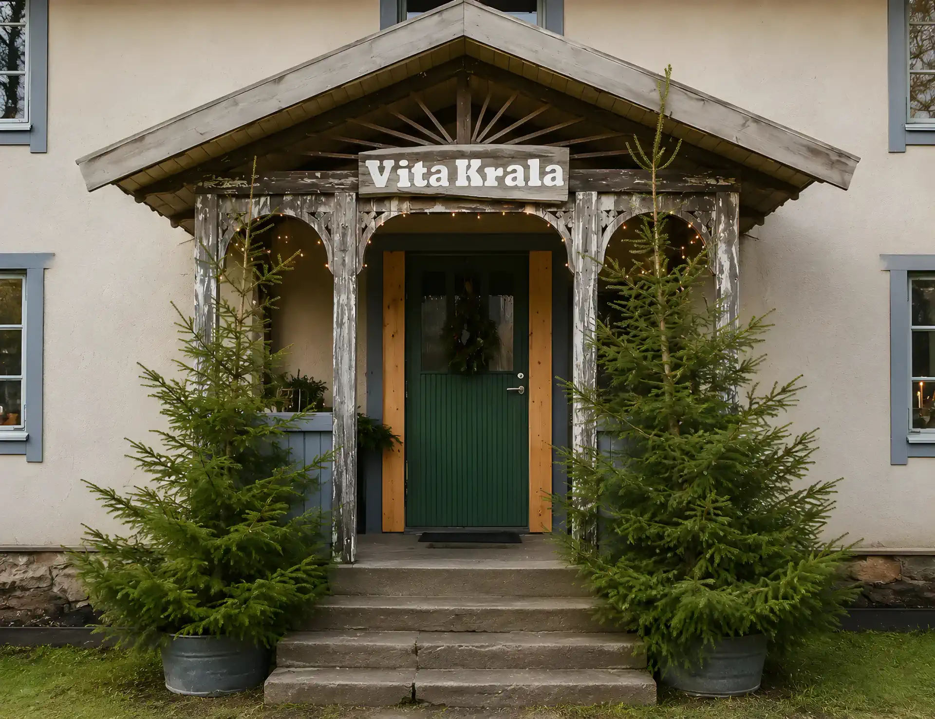 Entrée de Vita Krala avec un travail du bois complexe et des sapins.