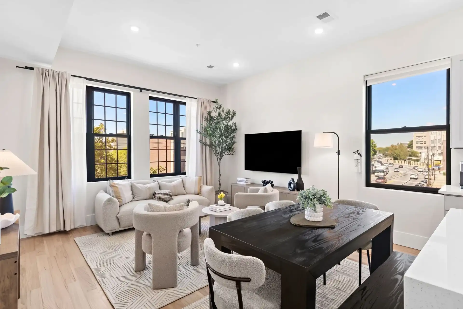 Stylish 3BR Apt w/ Washer & Dryer – photo 1