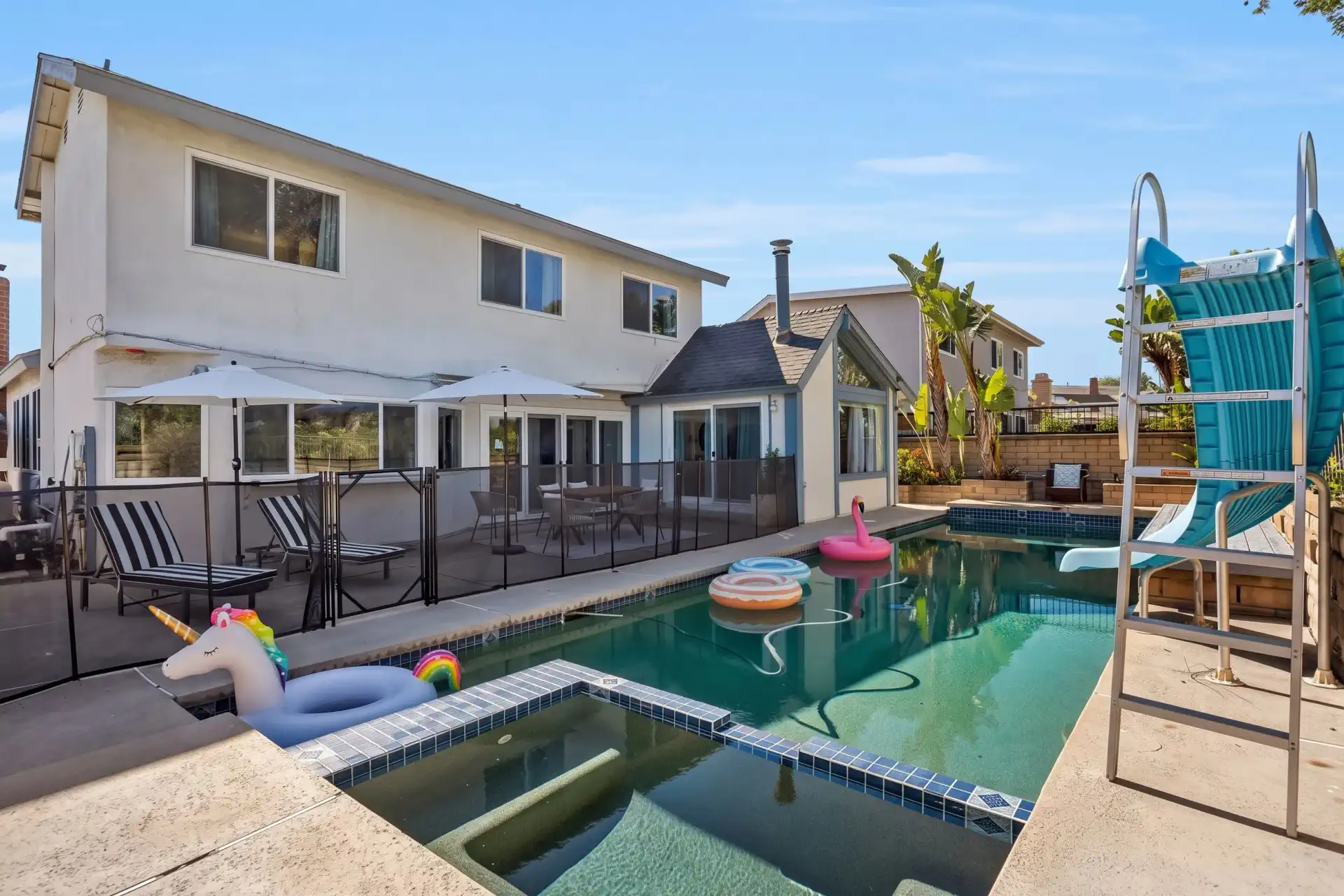 Charming Poolside Paradise – photo 1