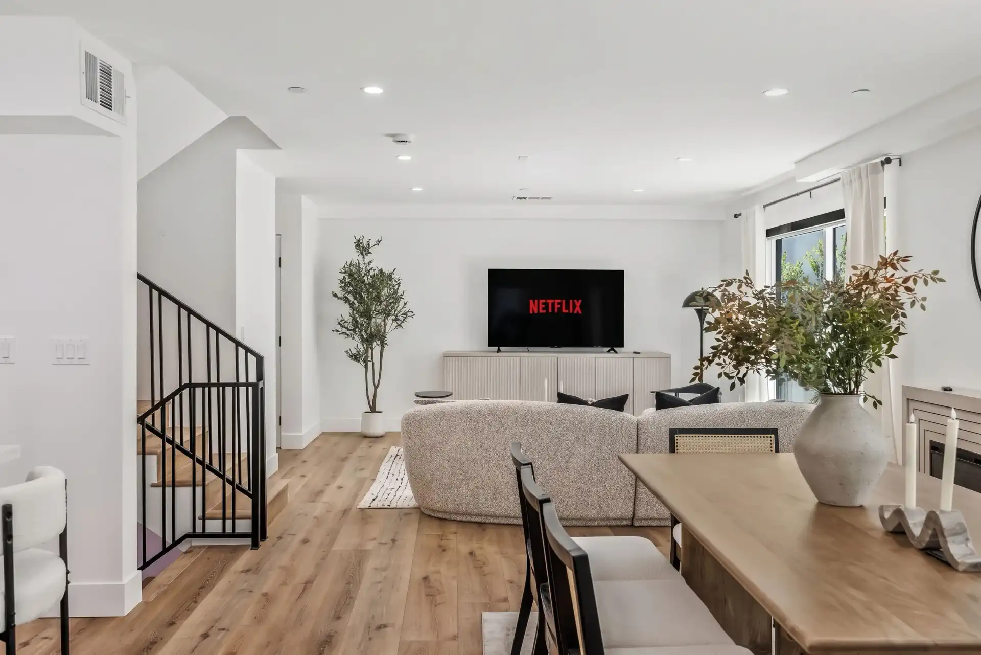 Elegant Modern 4 Bed Hollywood Home – photo 1