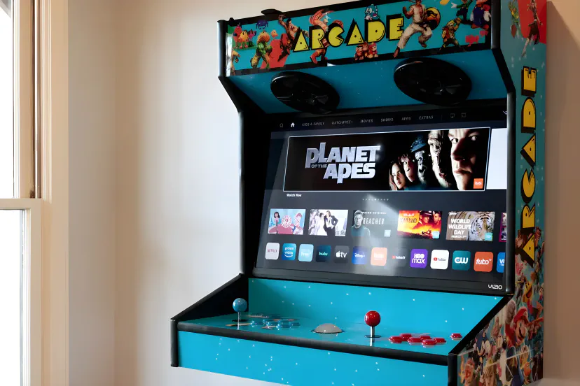 Ein maßgeschneidertes Arcade-System bietet über 3.000 klassische Videospiele - spielen Sie los!