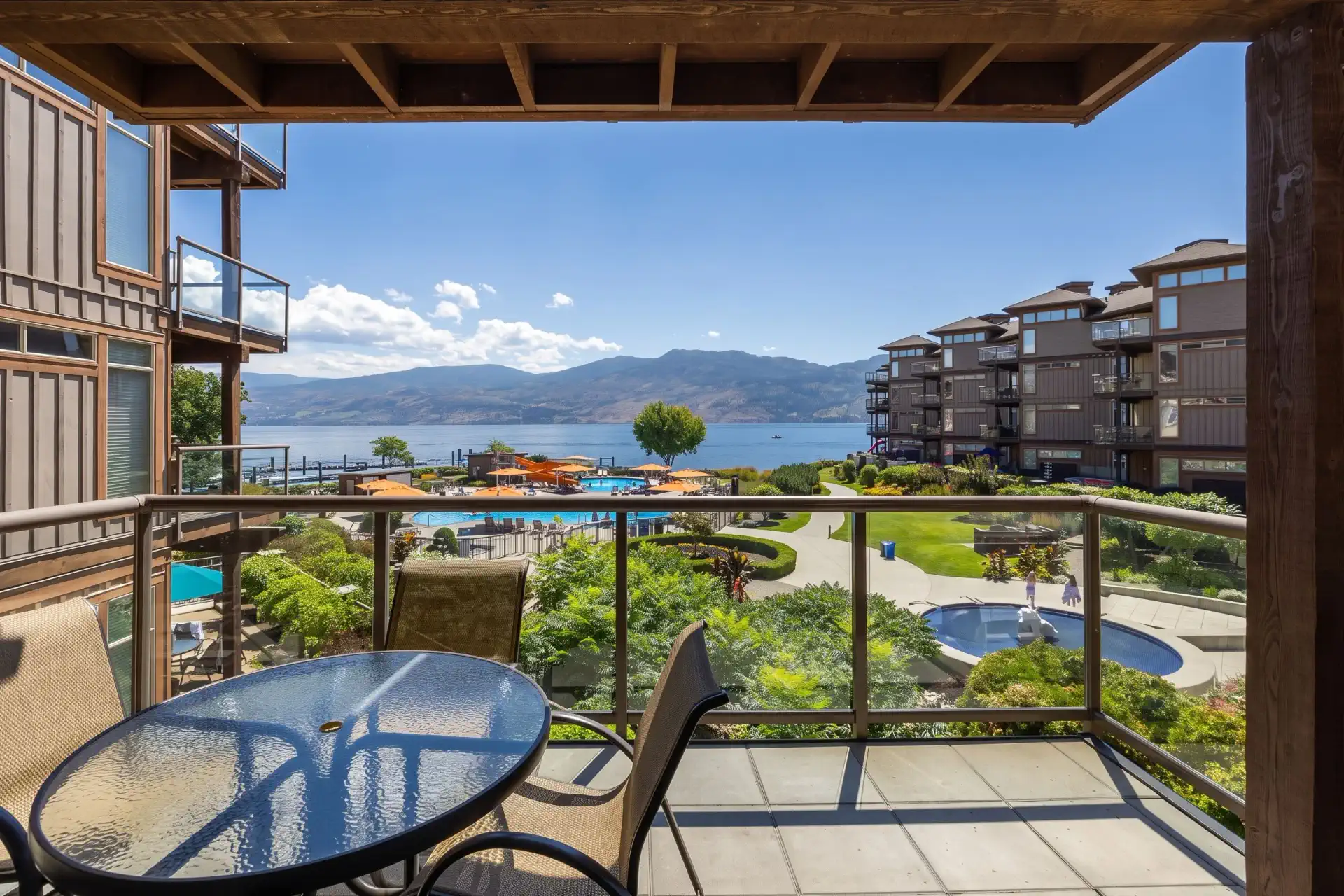 Condo en bord de lac avec piscine – photo 1